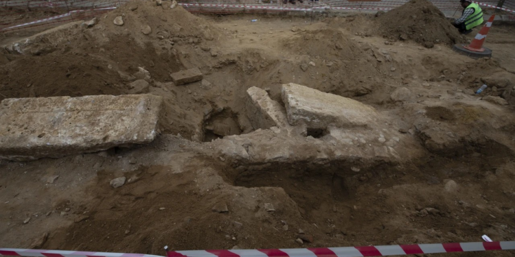 Ανακαλύφθηκαν τυχαία τεφροδόχοι και ανθρώπινα οστά σε αρχαία ελληνική πόλη κατά τη διάρκεια οδικών έργων