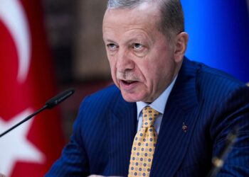 Μήνυσε τον αρχηγό της αντιπολίτευσης Οζέλ για τα σχόλια περί «αρχηγού της χούντας»