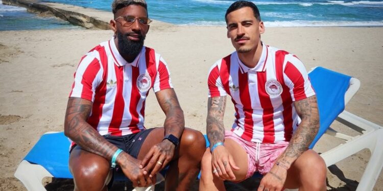 Ροντινέι και Τσικίνιο στην παραλία με τις επετειακές φανέλες