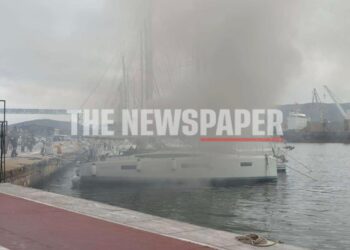 Συναγερμός στο λιμάνι του Βόλου – Σκάφος τυλίχθηκε στις φλόγες εντός της προβλήτας
