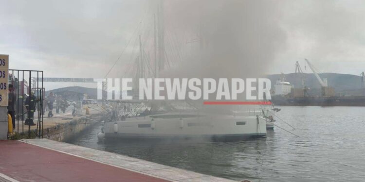 Συναγερμός στο λιμάνι του Βόλου – Σκάφος τυλίχθηκε στις φλόγες εντός της προβλήτας