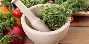 Το απλό κόλπο που βοηθά να διατηρηθούν φρέσκα για μήνες με 1 βασικό συστατικό της κουζίνας σας