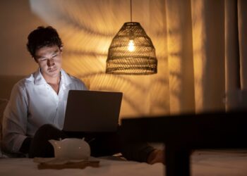 Ύπνος: Γιατρός αποκαλύπτει την Νο1 αιτία που ξυπνάτε στις 3 τα ξημερώματα