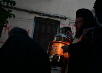 «Να ανάψουμε ένα κερί για τους χριστιανούς μας της Μέσης Ανατολής, που δεινοπαθούν»