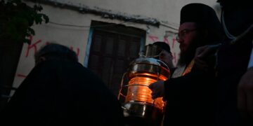 «Να ανάψουμε ένα κερί για τους χριστιανούς μας της Μέσης Ανατολής, που δεινοπαθούν»