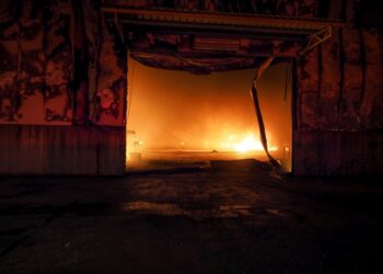 Ελέγχθηκε η πυρκαγιά σε εγκαταλελειμμένο κτίριο