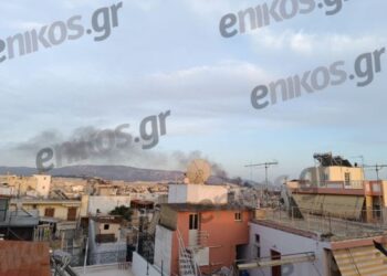 Φωτιά στον Βοτανικό – Καίγονται απορρίμματα και ξύλα