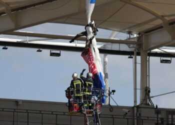 Αλεξιπτωτιστής εγκλωβίστηκε στην οροφή ενός γηπέδου