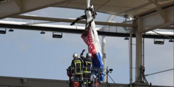 Αλεξιπτωτιστής εγκλωβίστηκε στην οροφή ενός γηπέδου