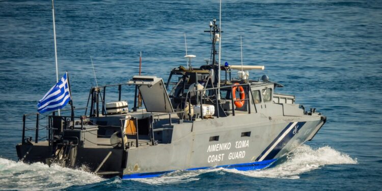 Ρυμουλκήθηκε στον Λακωνικό Κόλπο το φορτηγό πλοίο που έπλεε ακυβέρνητο λόγω βλάβης