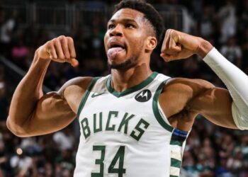 Ο Γιάννης Αντετοκούνμπο ξεπέρασε Τσάμπερλεϊν και Ρόμπερτσον με ιστορικό επίτευγμα