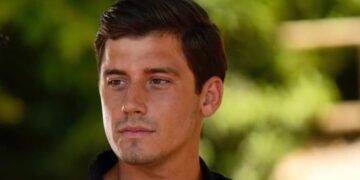 Σήκωσε τον Επιτάφιο στον Ίασμο – Στο πλευρό του η Τάνια Μπρεάζου