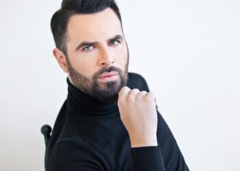 Φέρνει το καλοκαίρι στο νέο του video clip