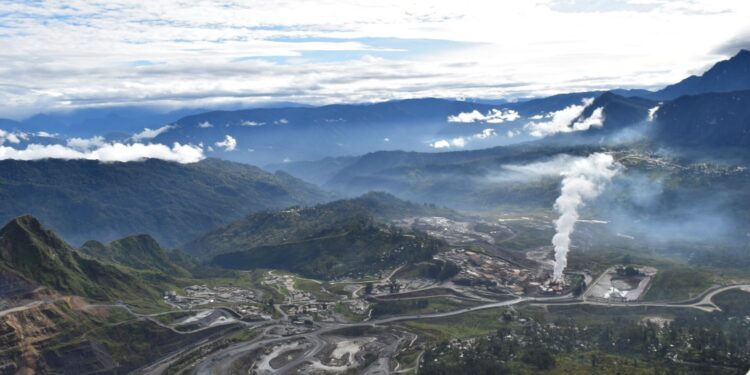 Διαδηλώτριες έκαψαν τις εγκαταστάσεις κινεζικής εταιρείας εξόρυξης ζιρκονίου