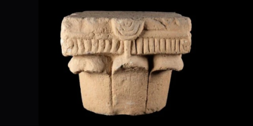 Ανακαλύφθηκε μυστηριώδες κιονόκρανο με εβραϊκό σύμβολο, ηλικίας 1.500 ετών σε ρωμαϊκό οικισμό στην Ιερουσαλήμ