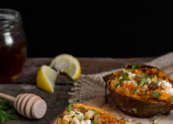 Συνταγή για γλυκοπατάτες γεμιστές με ντρέσινγκ χούμους