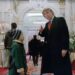 Ο σκηνοθέτης του «Home Alone 2» θέλει να αφαιρέσει τη σκηνή με τον Τραμπ αλλά φοβάται ότι θα τον απελάσει