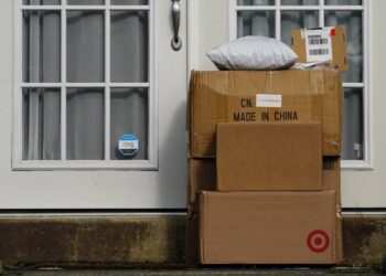 Χονγκ Κονγκ: Αναστέλλει τις αποστολές δεμάτων στις ΗΠΑ