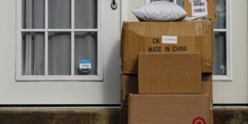 Χονγκ Κονγκ: Αναστέλλει τις αποστολές δεμάτων στις ΗΠΑ