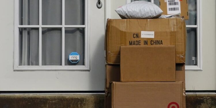 Χονγκ Κονγκ: Αναστέλλει τις αποστολές δεμάτων στις ΗΠΑ