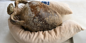 Ανακαλύφθηκε σφραγισμένος αμφορέας 1.100 ετών σε ακτή αρχαίας ελληνικής πόλης