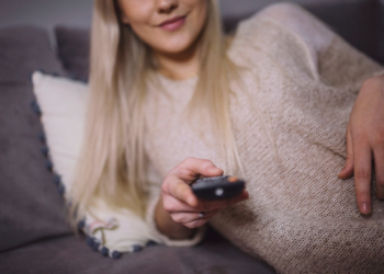 Οι άνθρωποι που αφήνουν την τηλεόραση ανοιχτή ενώ κάνουν άλλες δουλειές στο σπίτι, συνήθως διαθέτουν 8 χαρακτηριστικά