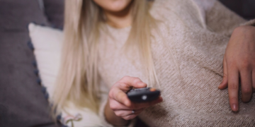 Οι άνθρωποι που αφήνουν την τηλεόραση ανοιχτή ενώ κάνουν άλλες δουλειές στο σπίτι, συνήθως διαθέτουν 8 χαρακτηριστικά