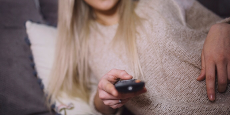 Οι άνθρωποι που αφήνουν την τηλεόραση ανοιχτή ενώ κάνουν άλλες δουλειές στο σπίτι, συνήθως διαθέτουν 8 χαρακτηριστικά