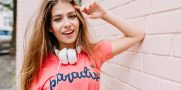 Γυναίκα παραπονιέται γιατί ο σύντροφός της αφήνει την 18χρονη κόρη του να «ελέγχει» κάθε πτυχή της ζωής του