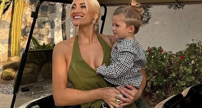 Πάσχα με τον μικρό Πάρη- Πού απολαμβάνει τις διακοπές της