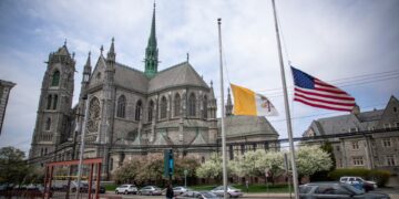 Μεσίστιες οι σημαίες σε ένδειξη πένθους για τον Πάπα Φραγκίσκο, με εντολή Τραμπ