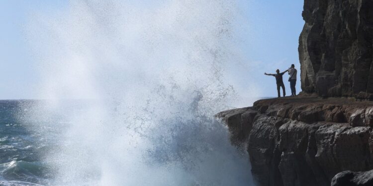 Κλειστά 91 λιμάνια λόγω έντονων κυμάτων