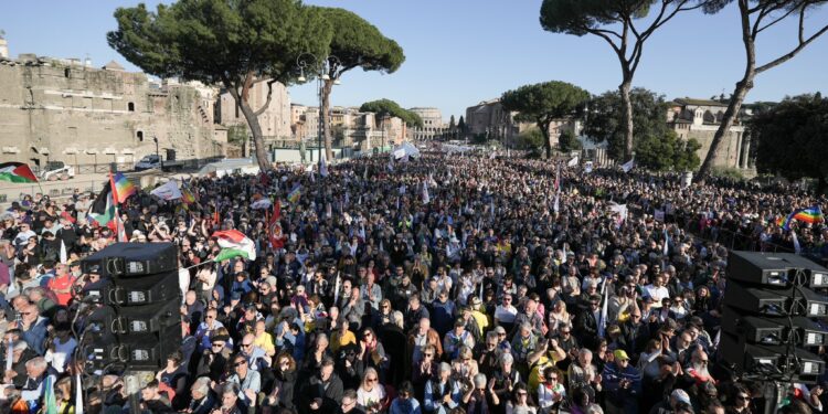 Διαδήλωση του Κινήματος Πέντε Αστέρων κατά του πολέμου και των εξοπλισμών