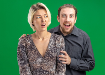 Οι 7 συμπεριφορές που οι περισσότεροι άνδρες βρίσκουν διασκεδαστικές, αλλά οι γυναίκες κρυφά απεχθάνονται