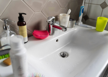 Με κάλεσε στο σπίτι του και το μπάνιο ήταν αδιανόητα βρώμικο