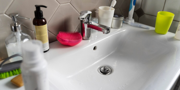 Με κάλεσε στο σπίτι του και το μπάνιο ήταν αδιανόητα βρώμικο