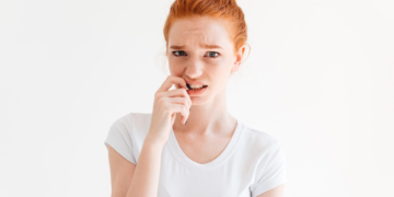 Οι άνθρωποι που «τρώνε τα νύχια τους» όταν αγχώνονται, συνήθως έχουν 7 χαρακτηριστικά