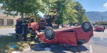 Καλαμάτα: Αυτοκίνητο προσέκρουσε σε ταμπέλα και τούμπαρε – Τραυματίστηκε η οδηγός