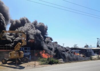 Καλαμάτα: Μεγάλη αναστάτωση για φωτιά σε επιχείρηση με οικοδομικά υλικά