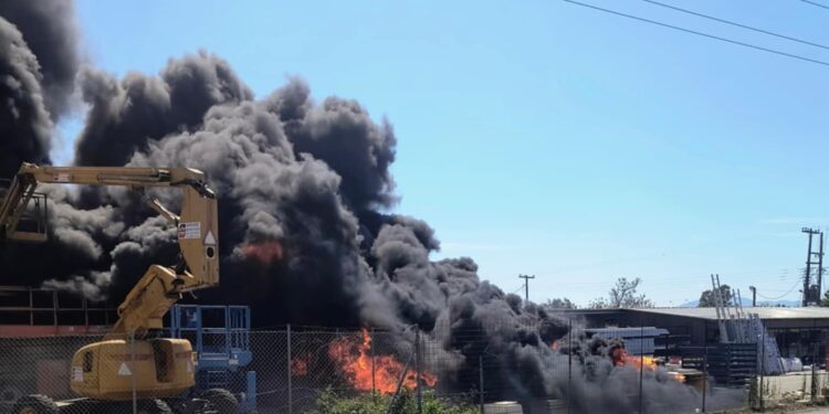 Καλαμάτα: Μεγάλη αναστάτωση για φωτιά σε επιχείρηση με οικοδομικά υλικά