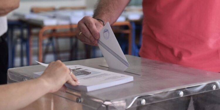 Δημοσκόπηση Metron Analysis: Στο 20,9% η ΝΔ, δεύτερη η Πλεύση Ελευθερίας με 11,5%