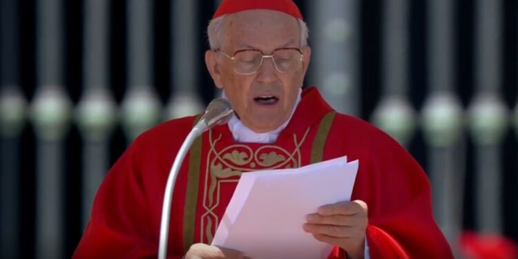 «Ο Πάπας Φραγκίσκος στάθηκε πάντα στο πλευρό των ασθενέστερων και εργάστηκε για την ειρήνη» είπε ο καρδινάλιος Τζοβάνι Μπατίστα Ρε