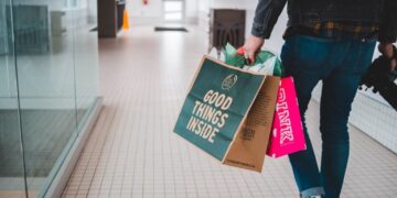 Πάσχα 2025: Σε ισχύ από σήμερα το εορταστικό ωράριο