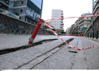 Καθίζηση οδοστρώματος στην Παλλήνη – Διεκόπη η κυκλοφορία στη λεωφόρο Μεγάλου Αλεξάνδρου