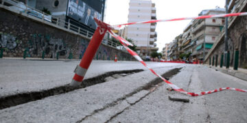 Καθίζηση οδοστρώματος στην Παλλήνη – Διεκόπη η κυκλοφορία στη λεωφόρο Μεγάλου Αλεξάνδρου