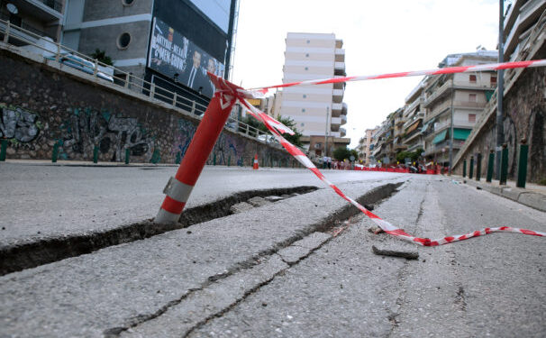 Καθίζηση οδοστρώματος στην Παλλήνη – Διεκόπη η κυκλοφορία στη λεωφόρο Μεγάλου Αλεξάνδρου