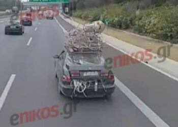 Αττική Οδός: Αυτοκίνητο κινείται φορτωμένο με παλιοσίδερα στο πορτμπαγκάζ και στην οροφή
