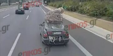 Αττική Οδός: Αυτοκίνητο κινείται φορτωμένο με παλιοσίδερα στο πορτμπαγκάζ και στην οροφή