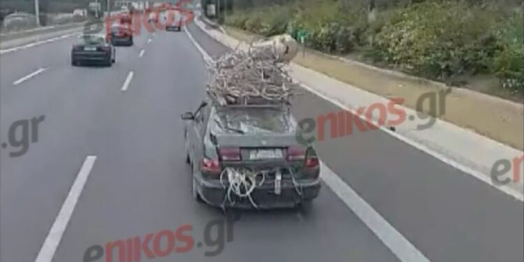 Αττική Οδός: Αυτοκίνητο κινείται φορτωμένο με παλιοσίδερα στο πορτμπαγκάζ και στην οροφή