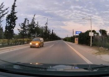 Οδηγούσε στο αντίθετο ρεύμα κυκλοφορίας στη λεωφόρο Λαυρίου – «Συνέχισε απτόητη παρά τις κόρνες μας»